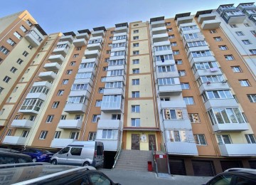 Простора  квартира в новобудові з хорошим плануванням