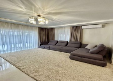 Котедж  з євроремонтом та гаражем