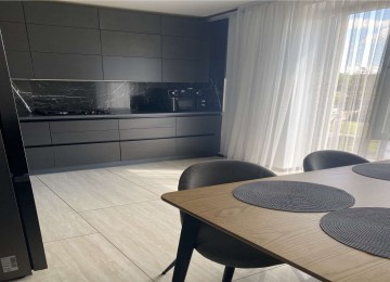 Простора квартира в районі Щасливого