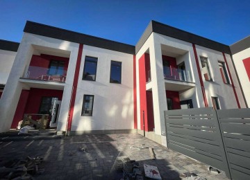 Котедж з ділянкою та комунікаціями  в районі Спейсу