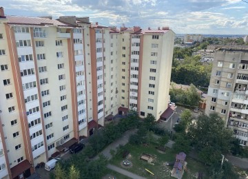 Простора квартира з гарним краєвидом